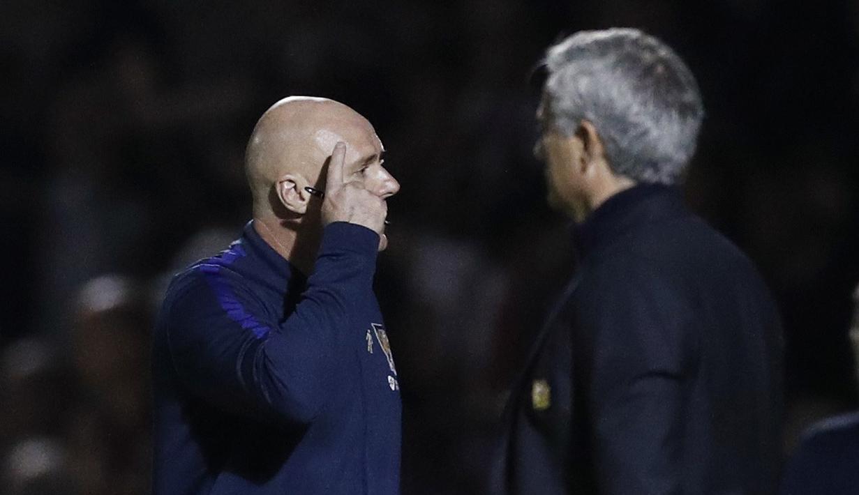 Pelatih Northampton Town, Rob Page memberikan arahan kepada pemainnya saat melawan Manchester United pada piala liga Inggris di Sixfields Stadium, (22/9/2016) dini hari WIB. (Reuters/Darren Staples)