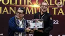 Ketua Komisi Pemilihan Umum (KPU) Hasyim Asy'ari (kanan) memberikan Cindera Mata kepada Ketua Umum Partai Garuda Ahmad Ridha Sabana saat Pendaftaran Partai Politik Calon Peserta Pemilu tahun 2024 di Kantor KPU, Jakarta, Rabu (3/8/2022). Hari ketiga pendaftaran, Partai Garuda menjadi partai politik kesebelas yang mendaftarkan diri untuk calon peserta Pemilu tahun 2024. (Liputan6.com/Johan Tallo)
