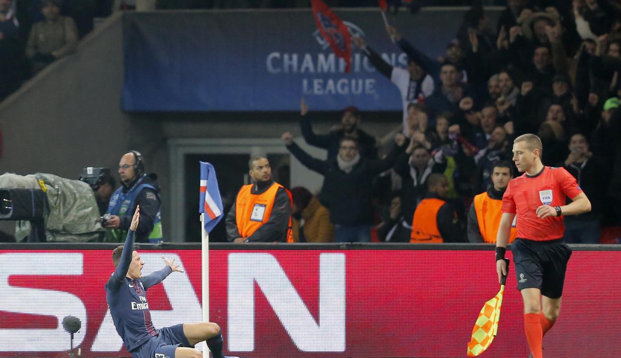 Pemain PSG, Julian Draxler merayakan golnya ke gawang Barcelona pada laga 16 besar Liga Champions di Parc des Princes stadium, Paris, (14/2/2017). (AP/Michel Euler)