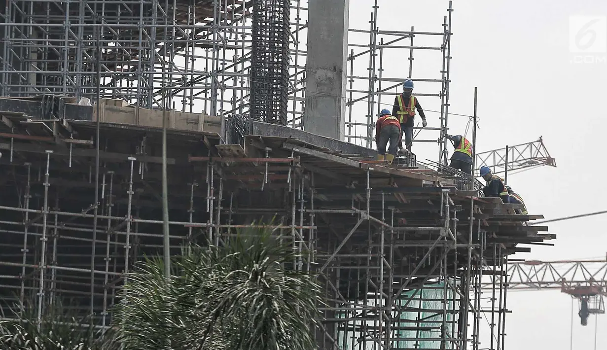 Sejumlah pekerja menyelesaikan pembangunan proyek gedung di Jakarta, Jumat (20/7). Dari 8,1 juta orang tenaga kerja konstruksi hanya tujuh persen yang memiliki sertifikat dan ijazah. (Liputan6.com/Faizal Fanani)