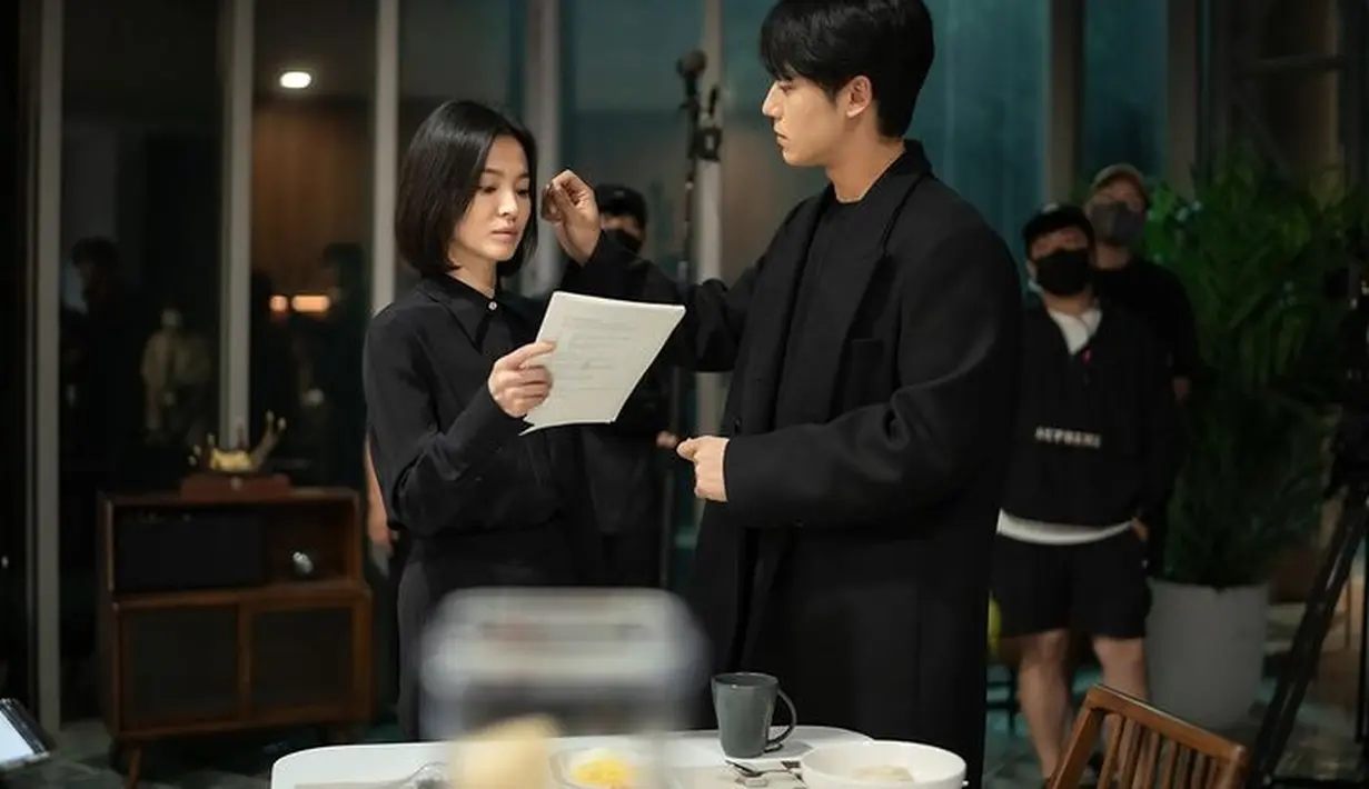 Tampil dengan gaya fashion fungsional seperti trench coat, pullover, blazer dengan warna monokrom menjadi cirinya. Gaya tersebut cocok dengan kepribadiannya yang keras. [Foto: @netflix]
