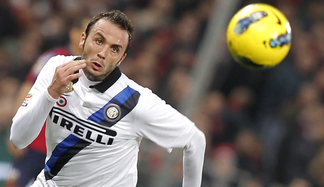 2. Giampaolo Pazzini - Giampaolo Pazzini bergabung ke Inter Milan pada Januari 2011 dan mendapat nomor punggung 7. Ia hanya berada di Inter Milan selama satu setengah musim dan kemudian dilepas ke AC Milan pada bursa transfer musim panas 2012. (AFP/Fabio Muzzi)