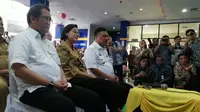 Menkominfo Rudiantara, Menkeu Sri Mulyani, dan Gubernur Sulut Olly Dondokambey menjajal jaringan Palapa Ring Tengah melalui video conference dengan Menkes Nila Moeloek, Kementerian Perhubungan, dan Puskodalops TNI di KPP Tahuna. Liputan6.com/Andina L