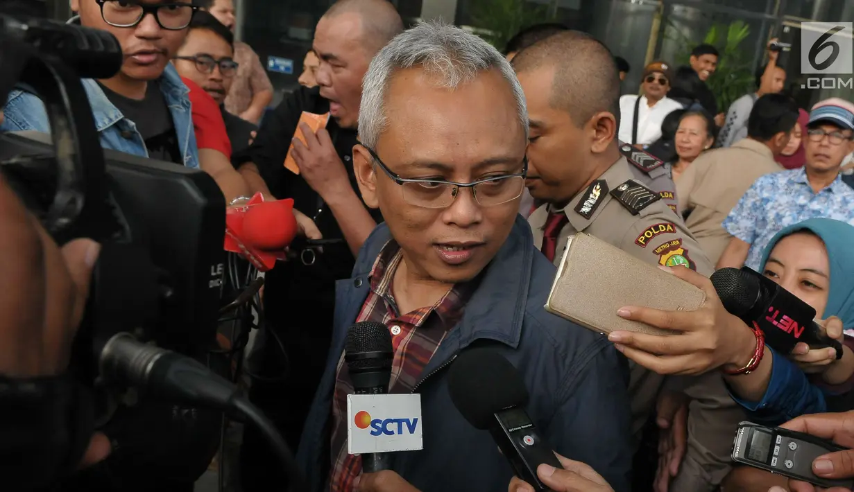 Anggota Komisi II DPR Arif Wibowo usai menjalani pemeriksaan di gedung KPK, Jakarta, Rabu (5/7). Arif Wibowo diperiksa sebagai saksi terkait kasus korupsi pengadaan e-KTP dengan tersangka Andi Agustinus alias Andi Narogong. (Liputan6.com/Helmi Afandi)