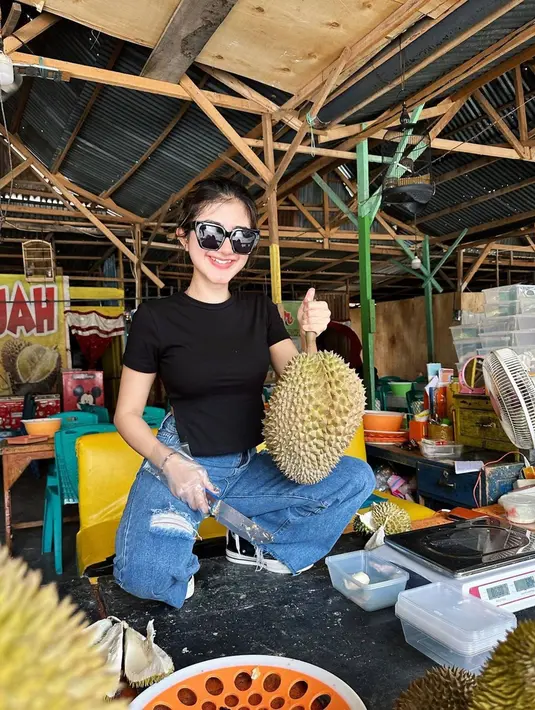 Jajan buah durian, kalau yang jualan durian Ghea Youbi pasti langsung viral dan diramaikan para netizen yang langsung menuju lokasi. Sudah dapat buah durian, bisa jadi dapat satu atau dua tembang lagu dangdut saat memakan buah durian. (Liputan6.com/IG/@gheayoubi)