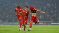 Kemenangan ini membuat Persija kembali meramaikan persaingan gelar BRI Super League 2025/2026. Macan Kemayoran kini berada di posisi tiga klasemen dengan 54 poin. Tampak dalam foto, pemain Persija merayakan gol yang dicetak Emaxwell Souza De Lima (kanan) saat melawan Persebaya pada pertandingan pekan ke-27 BRI Super League 2025/2026 di Stadion Utama Gelora Bung Karno (SUGBK), Jakarta, Sabtu (11/4/2026). (Bola.com/Bagaskara Lazuardi)
