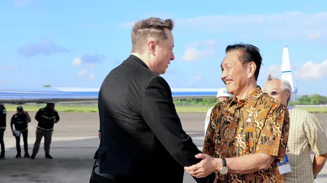 Menteri Koordinator Bidang Kemaritiman dan Investasi Luhut Binsar Pandjaitan menjemput CEO Tesla Elon Musk langsung ke Bandara di Bali, Minggu (19/5/2024). (dok: Humas)