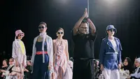 Desainer Sutardi kembali membuat gebrakan. Ia meluncurkan STRD, merek eksklusif terbaru, dalam January Board Meeting (JBM) Indonesia Fashion Chamber (IFC) di Bandung akhir Januari 2024.