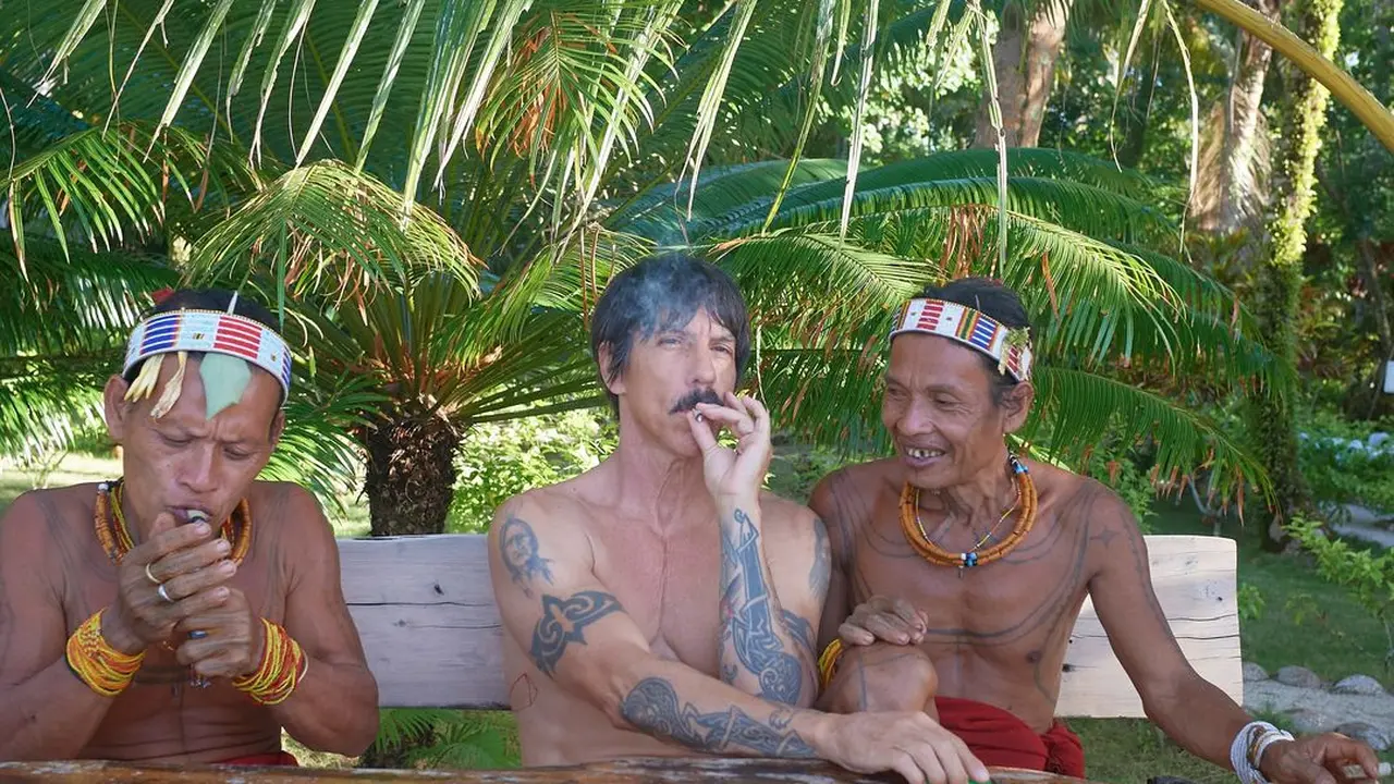 Vokalis RHCP Anthony Kiedis Nikmati Indahnya Alam Mentawai Bersama Stella Maxwell