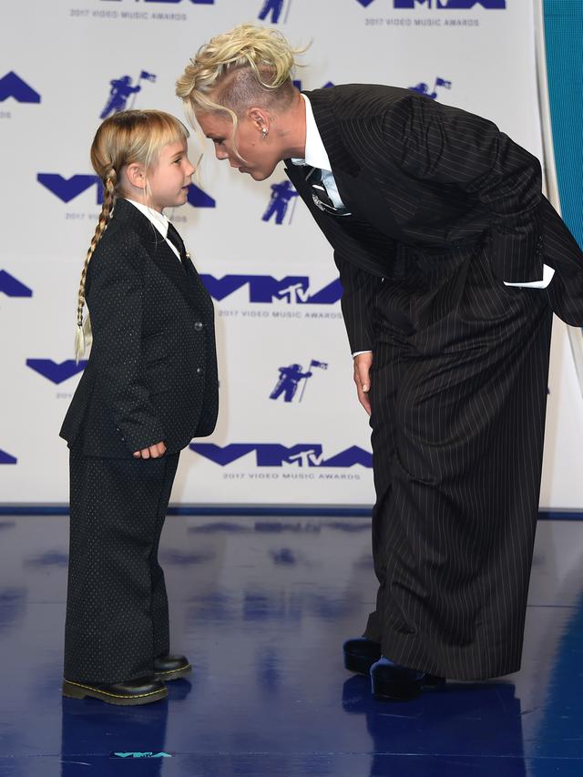 Para Selebriti Ini Bawa Keluarga di MTV VMA 2017