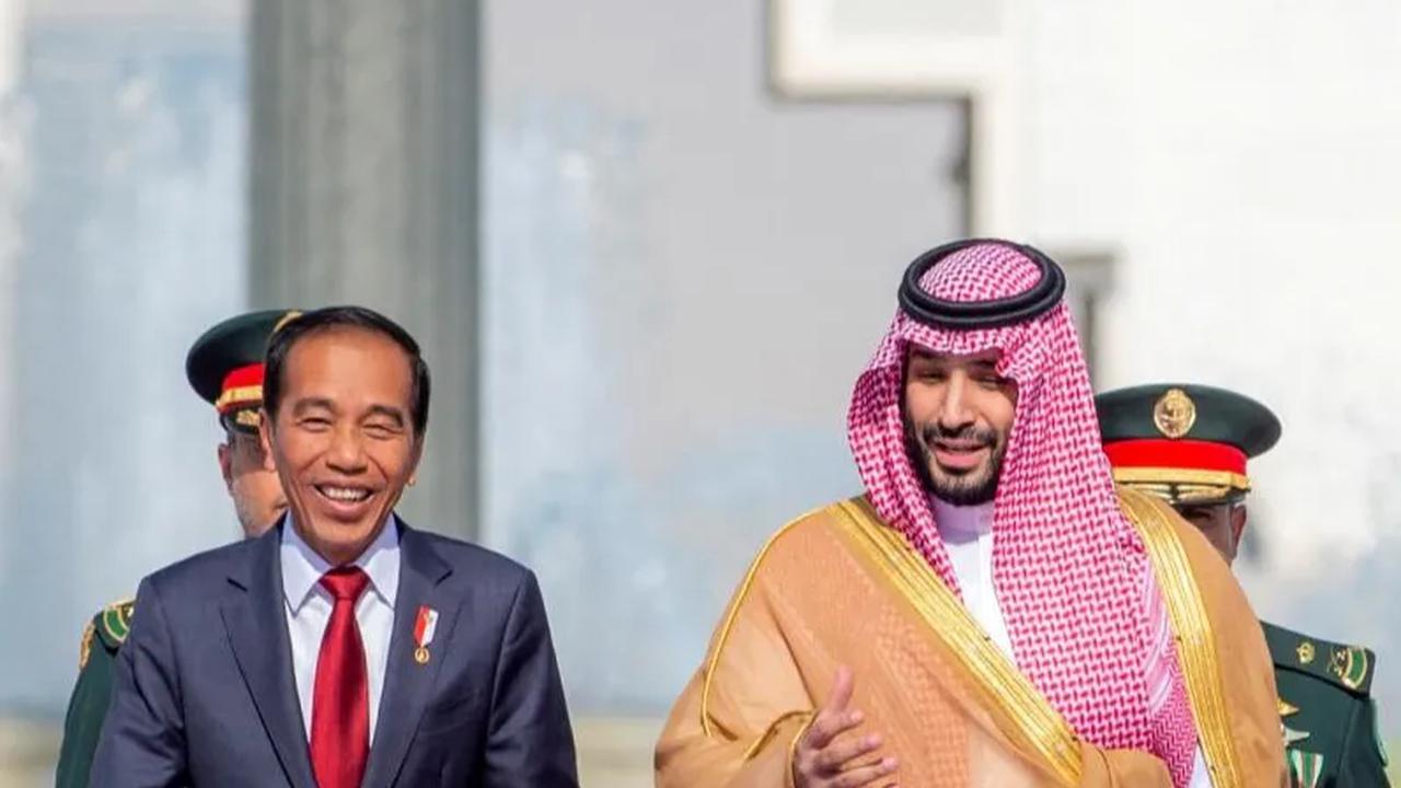 FOTO: Kehangatan Pangeran Muhammad bin Salman Menyambut Kedatangan Presiden Jokowi di Istana Al-Yamamah Arab Saudi