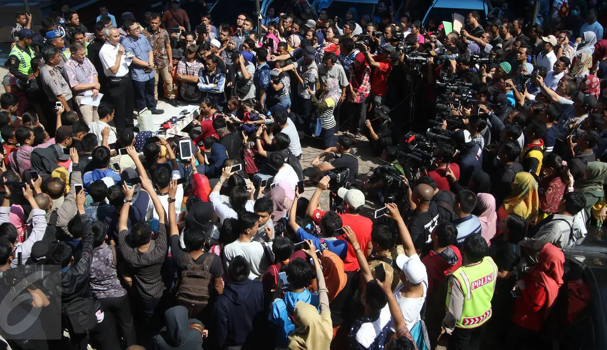 Awak media dan orangtua yang anaknya menjadi korban vaksin palsu memadati halaman parkir RS Harapan Bunda, Jakarta, Jumat (15/7). Manajemen RS menegaskan tidak akan lari dari tanggung jawab. (Liputan6.com/Immanuel Antonius)