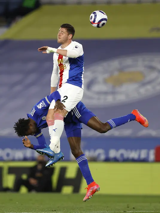Gelandang Leicester City, Wilfred Ndidi bersaing dengan bek Crystal Palace, Joel Ward dalam lanjutan Premier League digelar di King Power Stadium, Selasa (27/4/2021) dini hari WIB. Leicester City memetik kemenangan penting 2-1 di kandang atas Crystal Palace. (Adrian Dennis/Pool via AP)