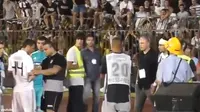 [VIDEO] Suporter Partizan Kecewa, Copot Ban Kapten