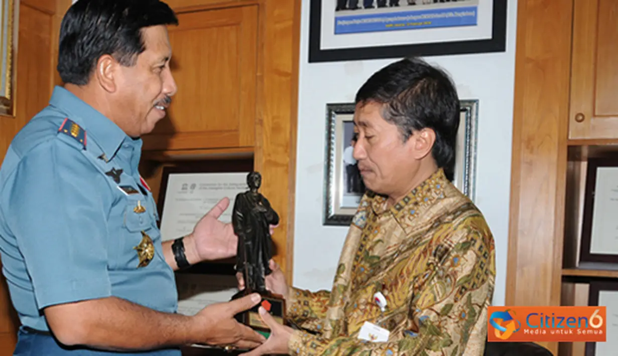 Citizen6, Jakarta: Panglima TNI beserta rombongan mendapatkan penjelasan dari pemandu kegiatan yang
menceritakan tentang rangkaian peristiwa berdasarkan arsip nasional. (Pengirim: Badarudin Bakri)