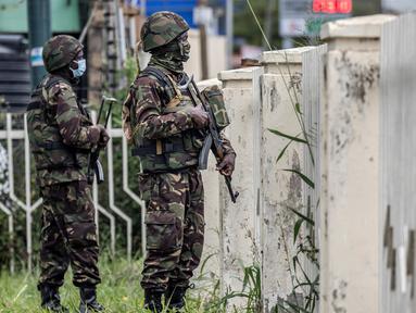 Tentara Pasukan Pertahanan Kenya (KDF) memantau area dari pagar saat dikerahkan sebelum aksi unjuk rasa yang direncanakan di pusat kota Nairobi, pada tanggal 27 Juni 2024. (LUIS TATO/AFP)