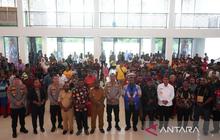 Polda Papua Barat Salurkan Bantuan Sembako untuk Pengungsi Moskona Akibat KKB