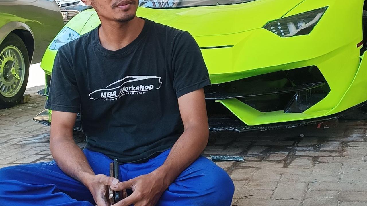 Pria Ini Bikin Replika Mobil Mewah untuk Syuting Film, Pelanggannya Sampai ke Amerika