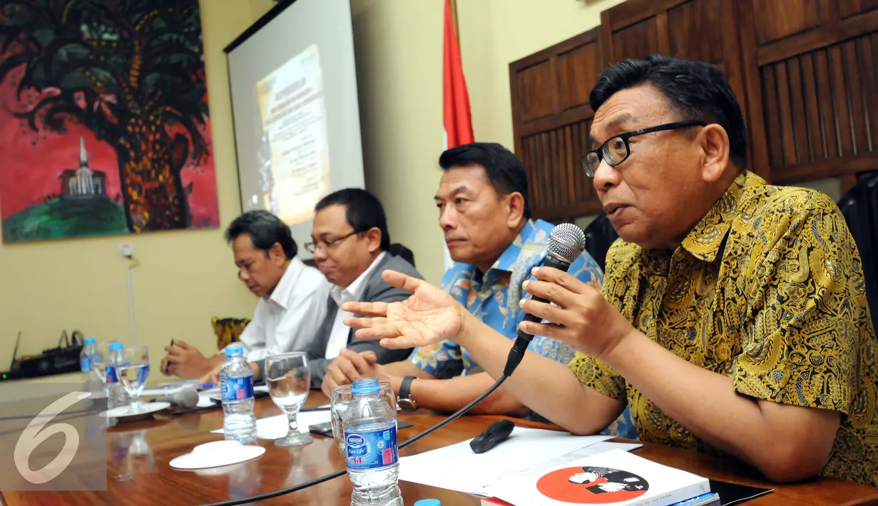 Sejarawan, Aswi Warman Adam memberikan pernyataan saat diskusi bersama PARA Syndicate di Jakarta, Jumat (11/3/2016). Diskusi membahas Supersemar: Dari Soekarno ke Soeharto peta kontestasi dan arah rekonsiliasi. (Liputan6.com/Helmi Fithriansyah)