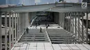Pekerja menyelesaikan proyek pembangunan jembatan multiguna (skybridge) Tanah Abang di Jakarta, Selasa (9/10). PD Pembangunan Sarana Jaya tengah mengebut penyelesaian skybridge Tanah Abang yang ditarget selesai pada 15 Oktober (Liputan6.com/Faizal Fanani)