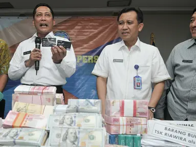 Kepala BNN, Komjen Budi Waseso memperlihatkan barang bukti saat rilis pengungkapan tindak pidana pencucian uang (TPPU) hasil kejahatan narkotika di Gedung BNN, Jakarta, Selasa (25/10). Tujuh orang tersangka diamankan oleh BNN. (Liputan6.com/Yoppy Renato)