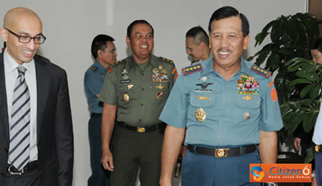 Citizen6, Jakarta: Panglima TNI Laksamana TNI Agus Suhartono menerima Dubes Singapura, H,E, Mr. Anil Kumar Nayar di Mabes TNI Cilangkap, Jakarta, Jumat (21/9). (Pengirim: Badarudin Bakri).
