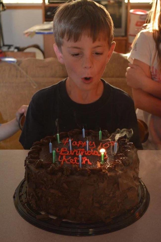 Keith saat merayakan ulang tahunnya ke 10 | Photo: Copyright littlethings.com