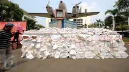 Tumpukan karung berisi rokok ilegal siap dimusnahkan Ditjen Bea Cukai Jakarta, Selasa (6/10/2015). Ditjen Bea Cukai berhasil mengamankan 12.967 botol miras dan dua juta batang rokok illegal. (Liputan6.com/Helmi Fithriansyah)