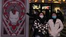 <p>Warga yang memakai masker mengunjungi sebuah mal di Beijing, China, Rabu (28/12/2022). China mengatakan akan melanjutkan penerbitan paspor untuk pariwisata dalam langkah besar lainnya dari kontrol anti-virus yang mengisolasi negara itu selama hampir tiga tahun, menyiapkan potensi banjir orang China yang pergi ke luar negeri untuk liburan Tahun Baru Imlek bulan depan. (AP Photo/Ng Han Guan)</p>