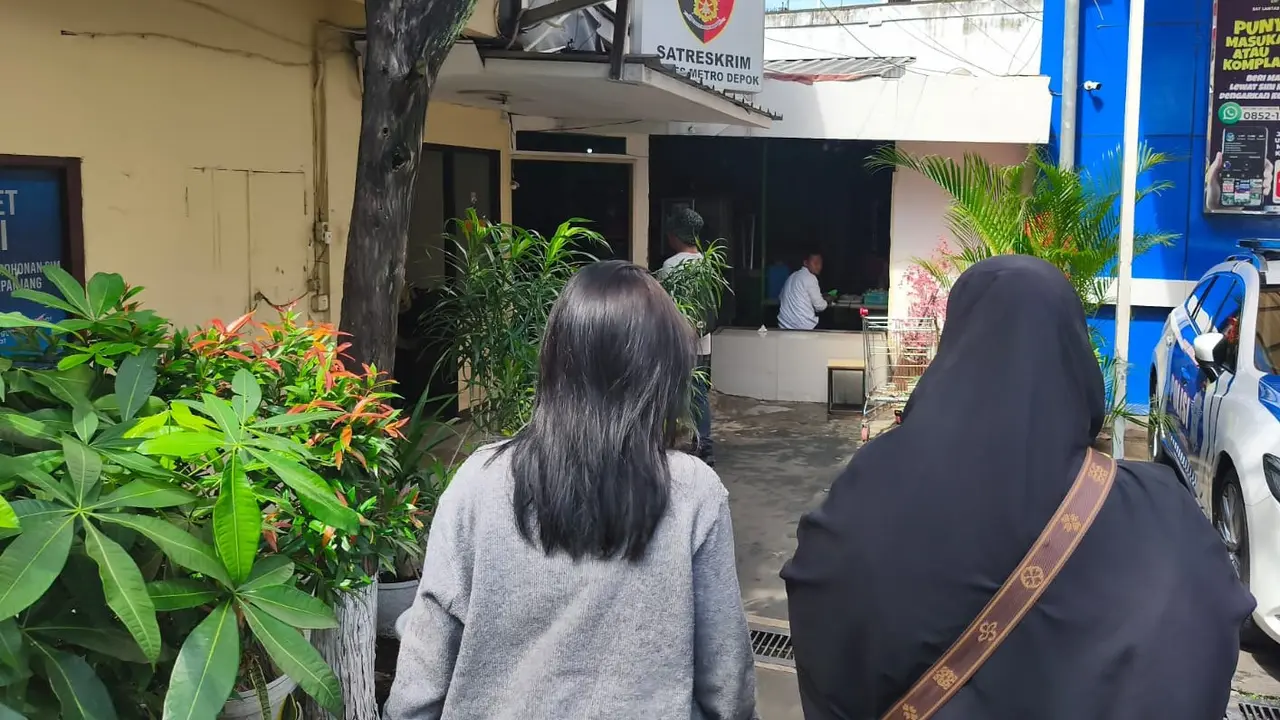 Korban bersama orang tuanya saat melaporkan aksi bullying dialaminya ke Polres Metro Depok (Liputan6.com/Dicky Agung Prihanto)