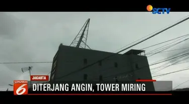 Sebuah tower provider telekomunikasi di Jakarta Timur nyaris roboh akibat hujan deras dan angin kencang.