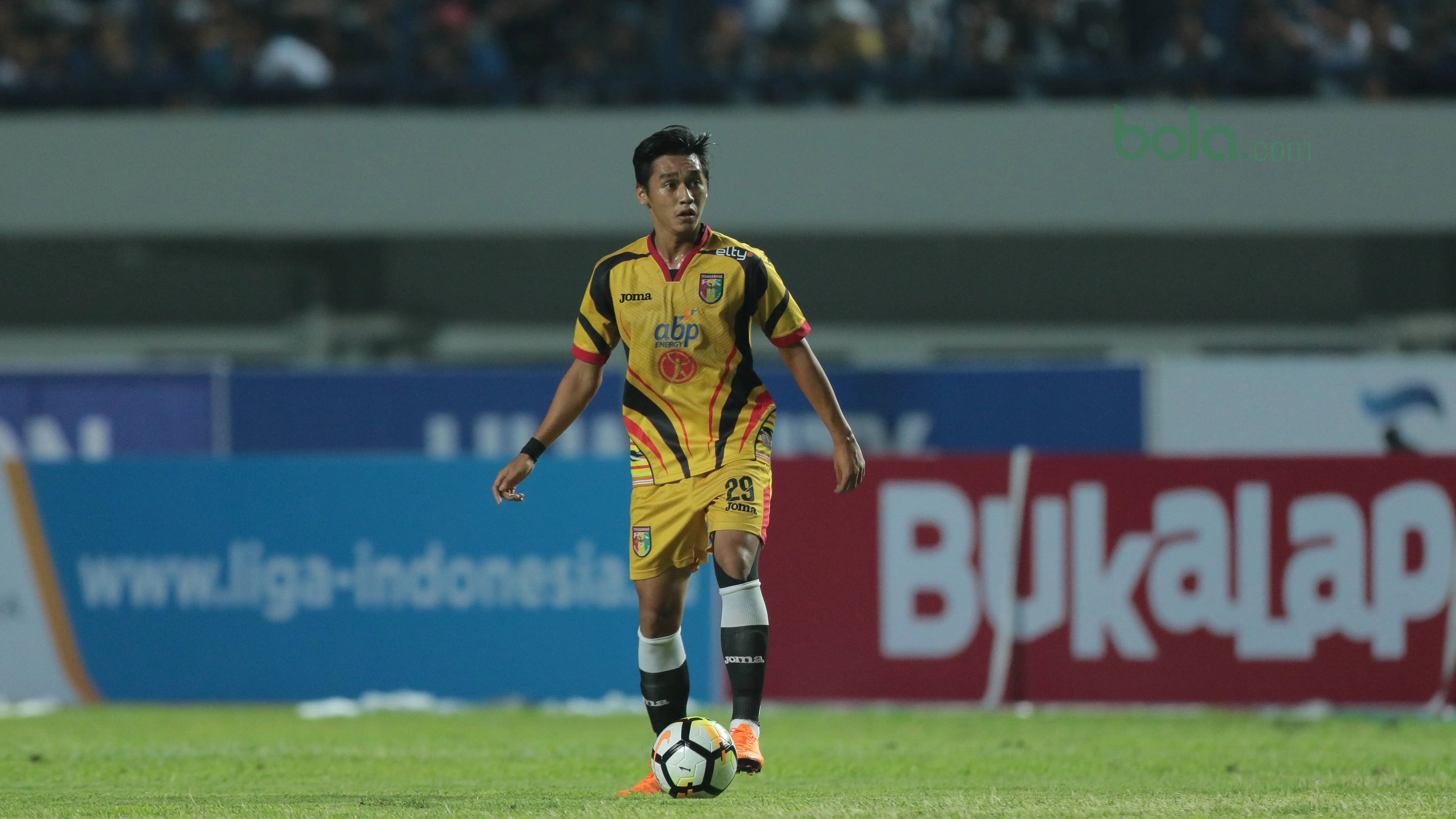 Pemain Mitra Kukar, Septian David Maulana saat melawan Persib Bandung pada laga Liga 1 Indonesia di GBLA, (8/4/2018).  (Bola.com/Nick Hanoatubun)