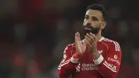 Pemain Liverpool, Mohamed Salah tak kuasa menahan air matanya saat memberikan penghormatan untuk mendiang Diogo Jota setelah laga Liga Inggris 2024/2025 melawan Bournemouth di Anfiled, Liverpool, Inggris, Jumat (15/08/2025) waktu setempat. (AP Photo/Ian Hodgson)