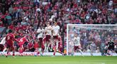 Pemain Liverpool, Dominik Szoboszlai, mencetak gol melalui tendangan bebas ke gawang Arsenal pada laga pekan ketiga Premier League 2025/2026 di Stadion Anfield, Minggu (31/8/2025). (AP Photo/Jon Super)