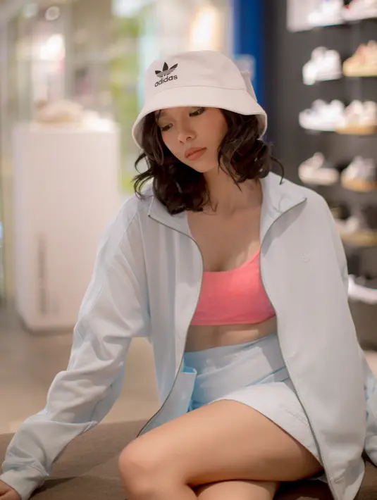 <p>Active-wear sekarang bisa dipadu padan untuk berbagai acara. Seperti terlihat dikenakan model ini. Ia mengenakan one brand outfit dari adidas; sport bra pink, dipadu dengan set jaket dan rok serasi berwarna baby blues. Foto: Document/FIMELA.</p>