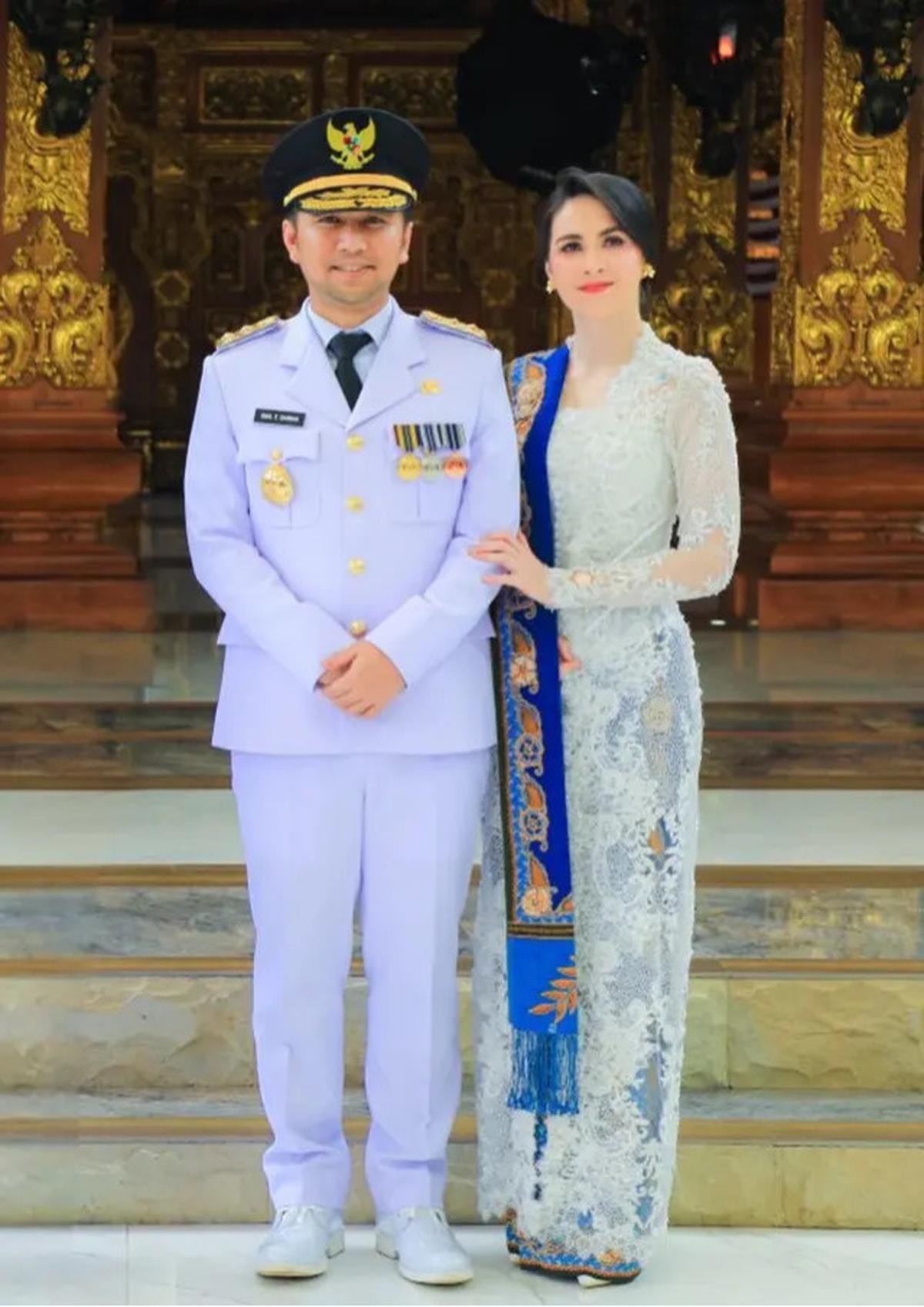 6 Outfit Ibu Pejabat ala Arumi Bachsin yang Penuh Wibawa, dari Batik Kekinian hingga Kebaya Elegan