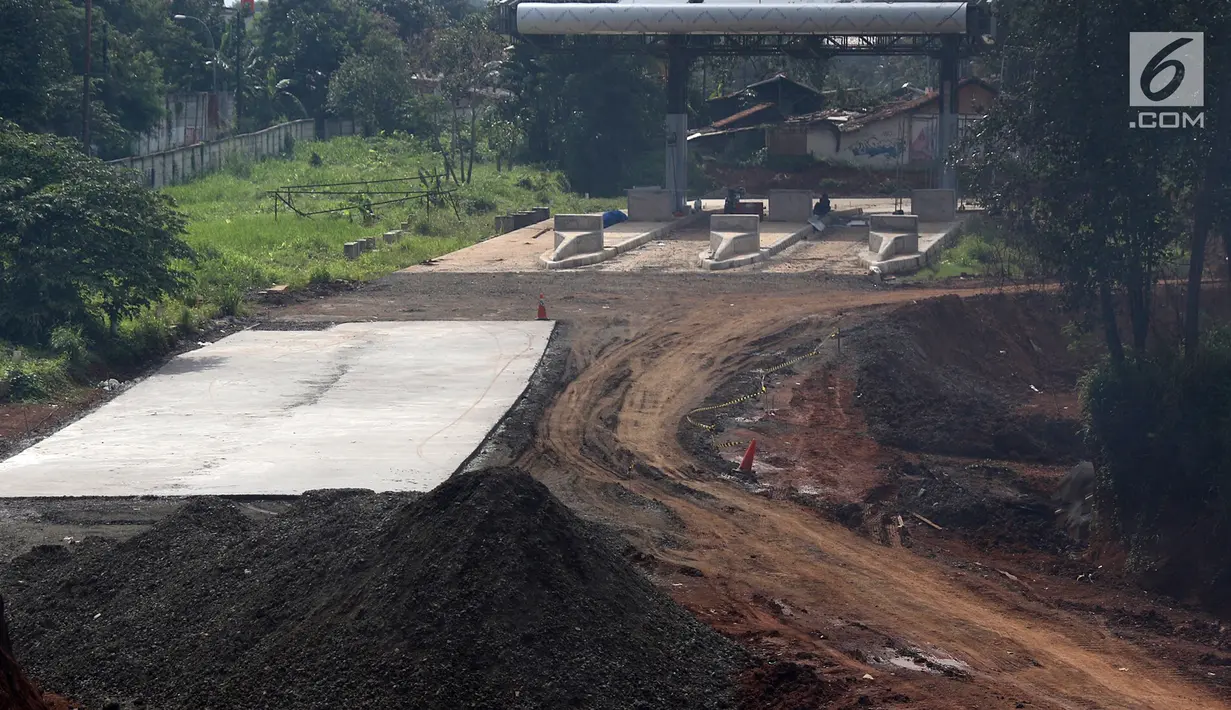 Suasana pengerjaan Jalan Tol Cijago di kawasan Depok, Jawa Barat, Senin (19/2). Pemerintah menargetkan ada 615 Km panjang tol yang beroperasi sepanjang tahun ini. (Liputan6.com/Immanuel Antonius)