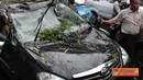 Citizen6, Jakarta: Sebuah mobil kijang Innova bernopol B 1092 KFF tertimpa pohon tumbang sehingga mengalami kerusakan di beberapa bagian. Hal ini menyebabkan kemacetan di ruas Jl. Abdul Muis, Jakarta Pusat. (Pengirim: Wawan Darmawan)
