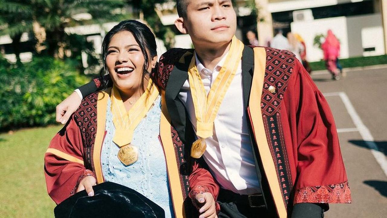 Cellos Terlihat Memeluk Orang-Orang Yang Memberikan Dukungan