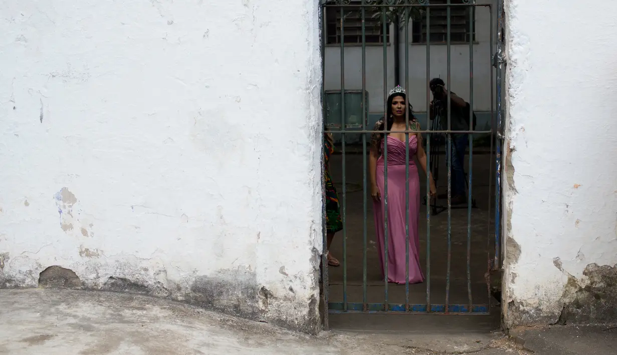 Miss Talavera Bruce 2017, Mayana Rosa Alves menunggu untuk berpartisipasi pada kontes kecantikan tahunan ke-13 di penjara Talavera Bruce, Rio de Janeiro, Brasil, Selasa (4/12). Kontes ini untuk mengangkat rasa percaya diri narapidana (AP/Silvia Izquierdo)