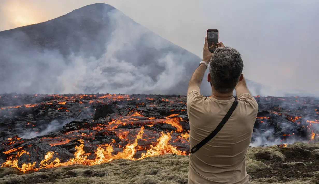 Pihak berwenang di Islandia pada hari Selasa memperingatkan para turis dan penonton lainnya untuk menjauh dari gunung berapi yang baru saja meletus dan memuntahkan lava dan gas berbahaya dari celah di barat daya negara itu. (AP Photo/Marco Di Marco)