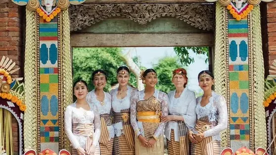 Luna Maya Hadiri Upacara Menek Kelih Keponakan di Bali, Cantik Berkebaya