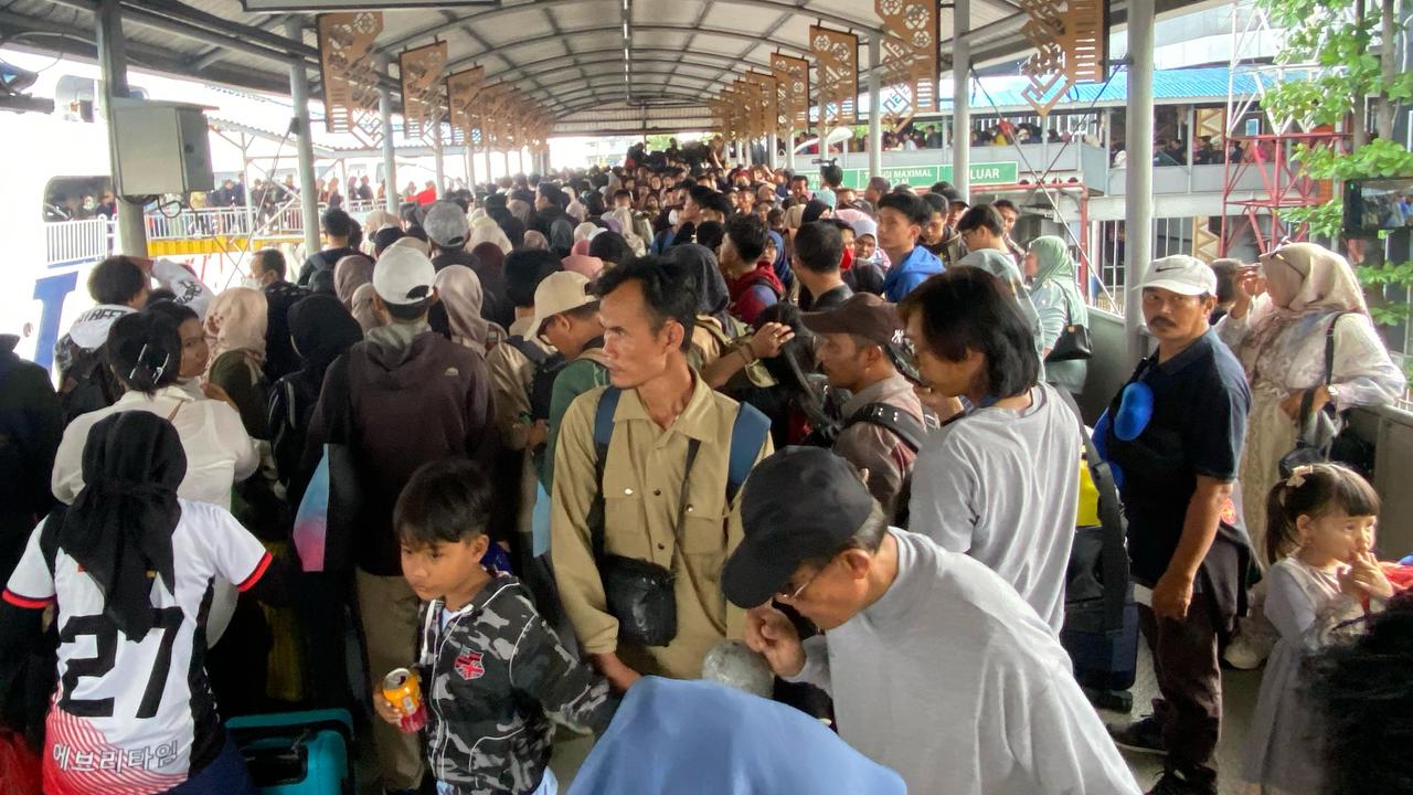 Informasi Pelayanan Tidak Jelas, Pemudik di Bakauheni Menumpuk Tak Bisa Masuk Kapal Ferry