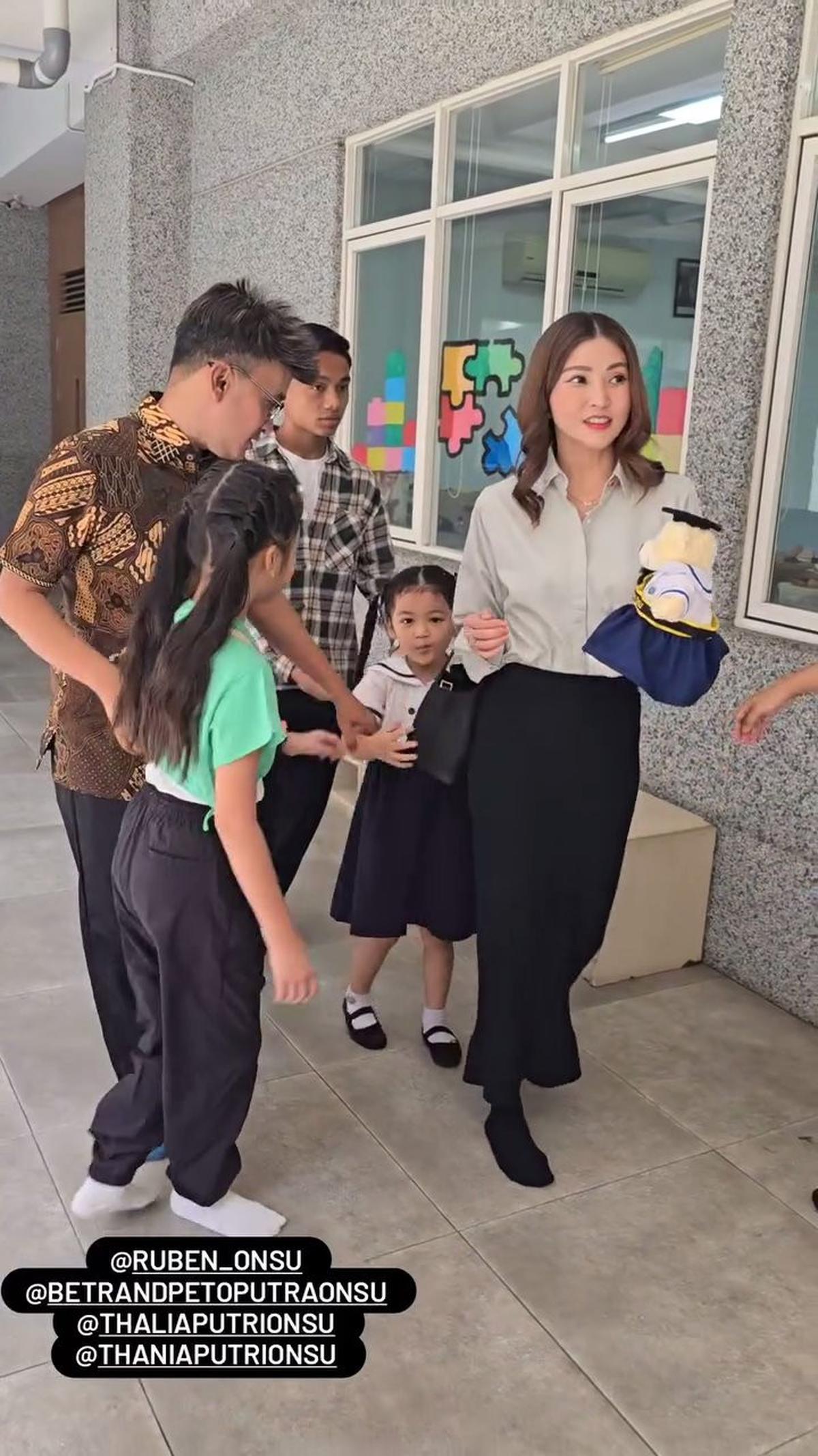 Sarwendah dan Ruben Onsu Terlihat Bersama di Kelulusan TK Anak, Foto Bareng Juga
