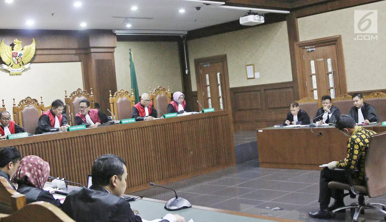 Zumi Zola menjalanin sidang perdana kasus dugaan penerimaan gratifikasi terkait proyek-proyek di Dinas Pekerjaan Umum dan Perumahan Rakyat (PUPR) Provinsi Jambi, Tahun 2014-2017. (Liputan6.com/Herman Zakharia)