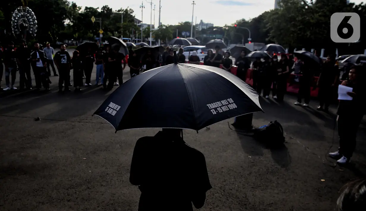 Aktivis Jaringan Solidaritas Korban untuk Keadilan mengikuti Aksi Kamisan ke-862 di depan Istana Merdeka, Jakarta, Kamis (22/5/2025). (Liputan6.com/Angga Yuniar)