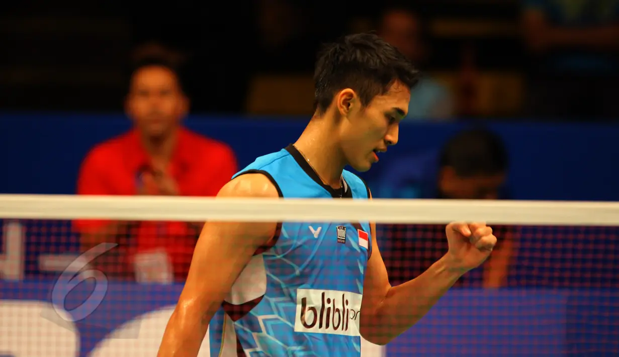 Pebulutangkis Indonesia Christie Jonatan saat berhadapan dengan pebulutangkis Thailand Boonsak Ponsana dalam turnamen BCA Indonesia Open Superseries Premier 2015, Jakarta, Selasa (2/6/2015). Jonatan menang 22-20, 21-17. (Liputan6.com/Andrian M Tunay)