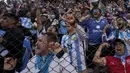 Para suporter Timnas Argentina memberikan dukungan saat menghadapi Timnas Bolivia pada laga lanjutan Kualifikasi Piala Dunia 2026 zona Conmebol di La Paz Stadium, Bolivia, Rabu (13/9/2023) dini hari WIB. (AP Photo/Juan Karita)