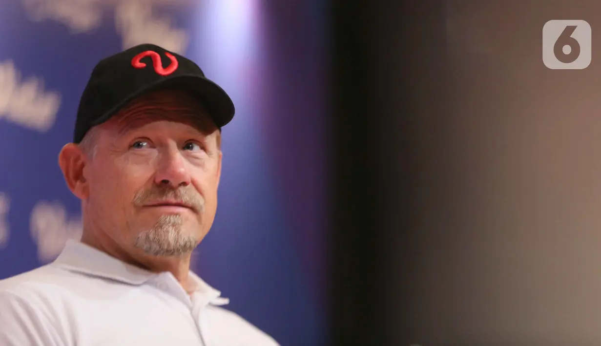Legenda Manchester United Peter Schmeichel saat hadir dalam Media Round Table di SCTV Tower, Jakarta, Sabtu (5/8/2023). (Liputan6.com/Faizal Fanani)