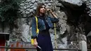 Dalam kunjungannya ke Londa (kuburan goa), Toraja, Najwa Shihab tampil stylish dengan padu padan cropped denim jacket dan skirt. (Instagram/najwashihab).